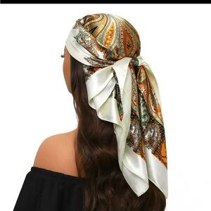 Elegant Paisley Scarf in Cream and Orange 

35.433 inches x 35.433
0182